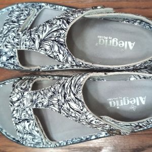 Alegria vine design size 39 black and white